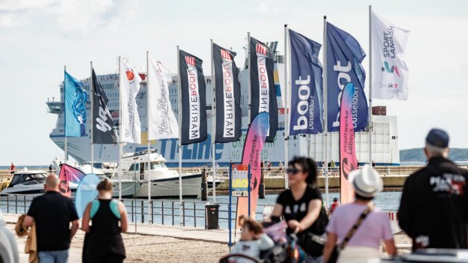 Segelsport vor der Kulisse großer Schiffe bei der Travemünder Woche.