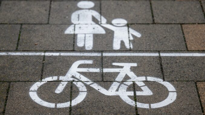 Eine 56-Jährige macht eine Radlerin darauf aufmerksam, dass sie auf dem Fußweg fährt. Daraufhin greift die Radfahrerin die Passantin an. (Symbolbild)