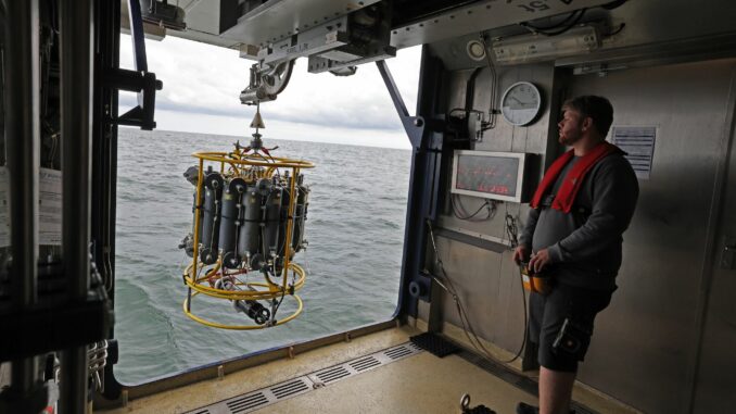 Mit einer Art Wasserschöpfer werden von einem Forschungsschiff aus Proben aus der Ostsee entnommen. 