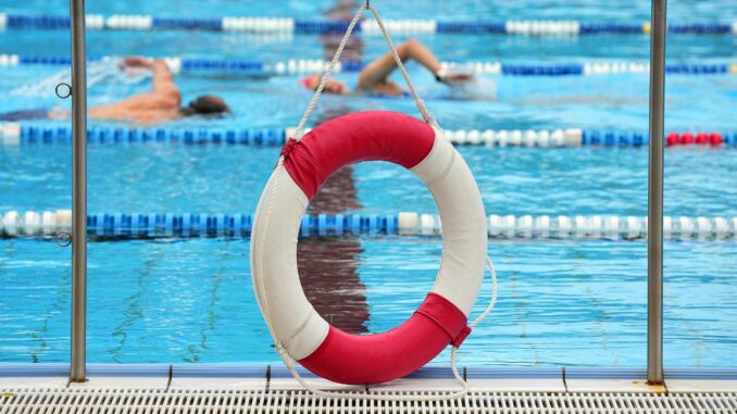 Zwei Jungen werden am Wochenende in Hamburger Schwimmbädern vor dem Ertrinken gerettet. Einer muss sogar reanimiert werden.