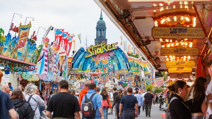 Von Süßwaren bis Nervenkitzel ist alles vorhanden beim Hamburger Sommerdom