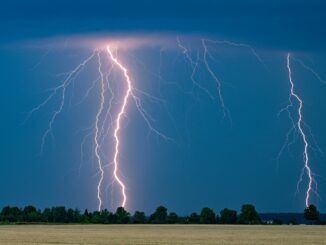 Gewitter und Hitze sagt der DWD für den Norden voraus. Am Montag kühlen die Temperaturen ab. (Symbolbild)