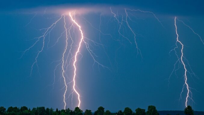 Gewitter und Hitze sagt der DWD für den Norden voraus. Am Montag kühlen die Temperaturen ab. (Symbolbild)