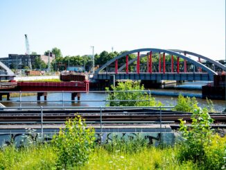 Pendler im Norden brauchen Geduld: Wegen Brückenbauarbeiten kommt es zwischen Hamburg-Hauptbahnhof und Harburg vier Wochen lang zu Verzögerungen und Zugausfällen.