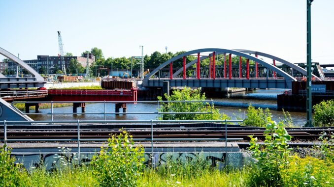 Pendler im Norden brauchen Geduld: Wegen Brückenbauarbeiten kommt es zwischen Hamburg-Hauptbahnhof und Harburg vier Wochen lang zu Verzögerungen und Zugausfällen.