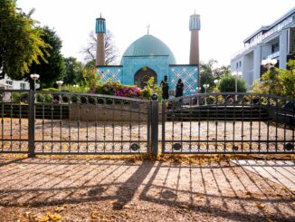 Die Imam-Ali-Moschee ist auch als Blaue Moschee bekannt.