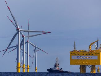 Neben Windenergieanlagen steht eine Konverterplattform auf der Ostsee. (Archivbild)