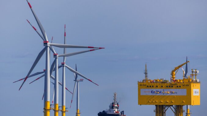 Neben Windenergieanlagen steht eine Konverterplattform auf der Ostsee. (Archivbild)