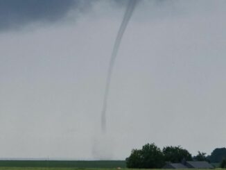 Ein Tornado zieht über die Elbe. Der DWD hat die Echtheit des Wetterphänomens bestätigt.