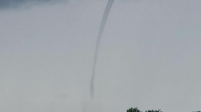 Ein Tornado zieht über die Elbe. Der DWD hat die Echtheit des Wetterphänomens bestätigt.