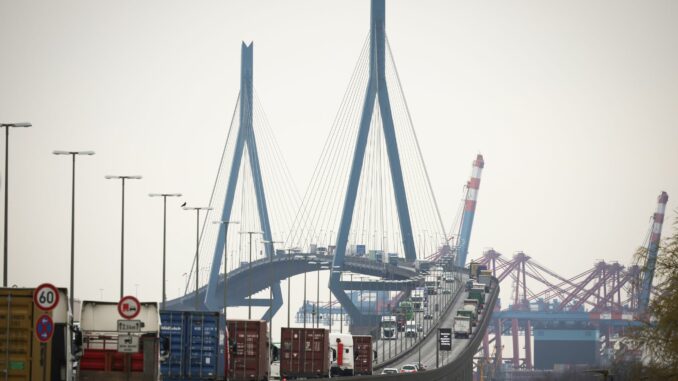 Aus Sicht von Hamburgs CDU-Bundestagsabgeordneten könnte die Köhlbrandbrücke deutlich schneller ersetzt werden als bislang vom rot-grünen Senat in Hamburg geplant. Vorbild könnte Dänemark sein. (Archivbild)