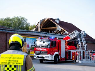 Zwölf Menschen wurden bei dem Unglück leicht verletzt.