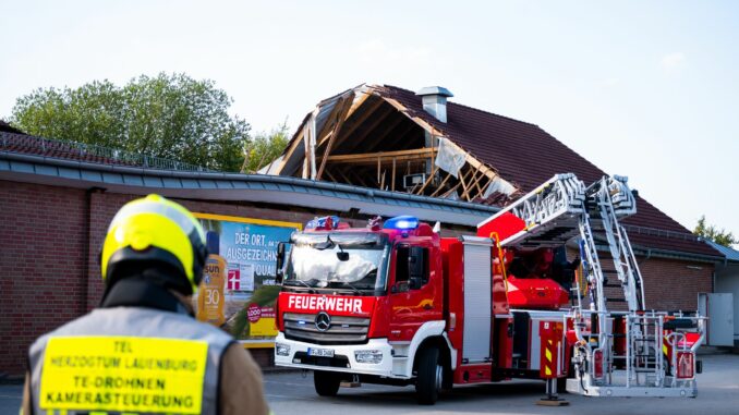 Zwölf Menschen wurden bei dem Unglück leicht verletzt.