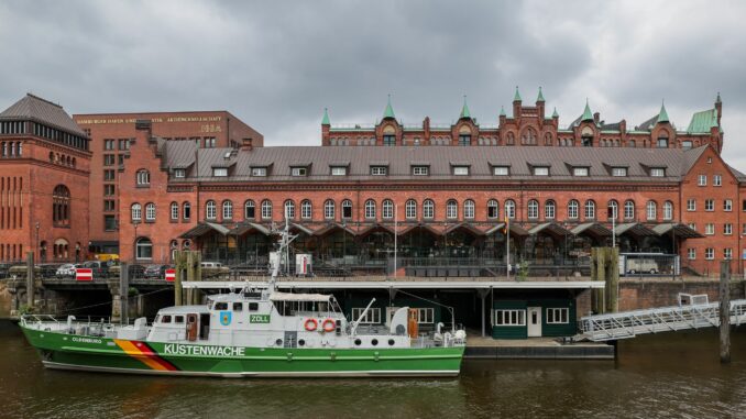 Blickfang des Deutschen Zollmuseums in der Hamburger Speicherstadt ist das Zollboot «Oldenburg»