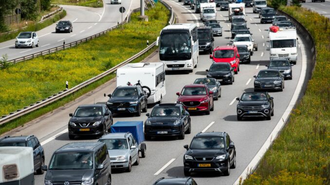 Der Ferienbeginn in Schleswig-Holstein sorgt für Stau. (Symbolbild)