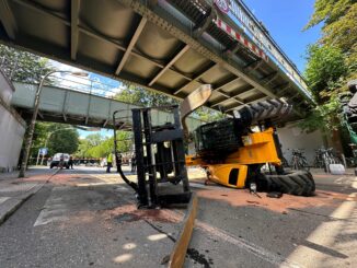 Die Maschine war gegen die Brücke gestoßen und auf die Straße gefallen.