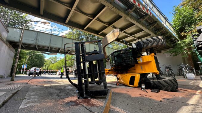 Die Maschine war gegen die Brücke gestoßen und auf die Straße gefallen.