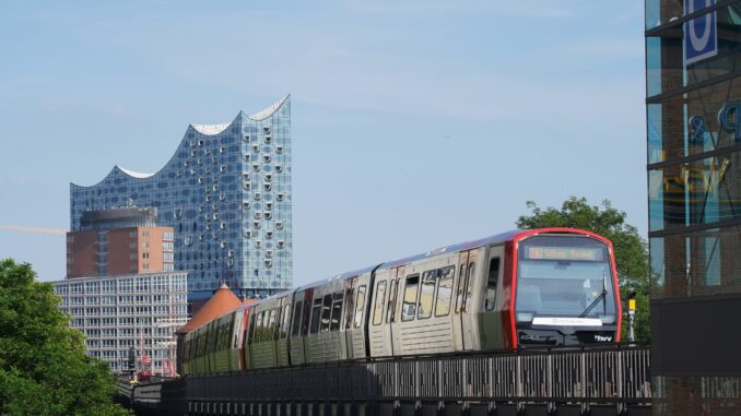 Der Tarifkonflikt bei der Hamburger Hochbahn ist beendet. Die Beschäftigten erhalten mindestens 120 Euro pro Monat mehr. (Archivbild)