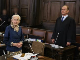 Ursula Haverbeck und ihr Anwalt bei Urteilsverkündung (Archivbild)