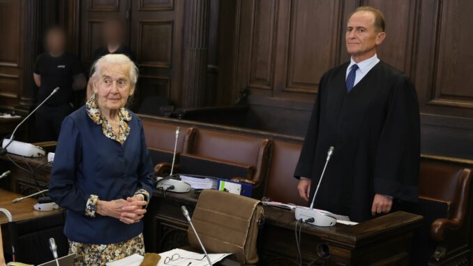 Ursula Haverbeck und ihr Anwalt bei Urteilsverkündung (Archivbild)