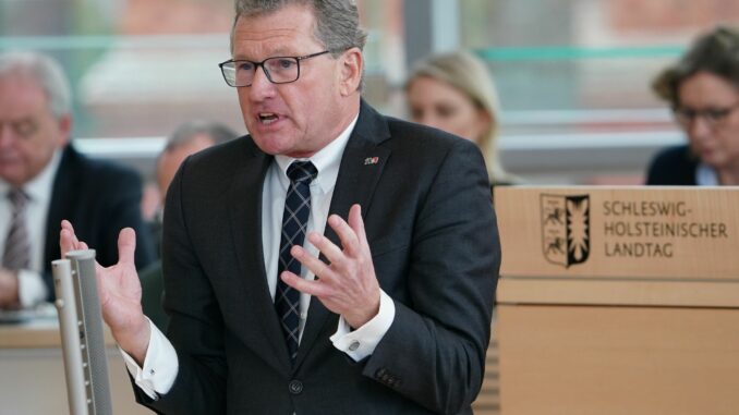 Bernd Buchholz fordert mehr Tempo bei Einführung der Bezahlkarte für Geflüchtete. (Archivbild)