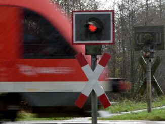 Die 45 Reisenden im Zug blieben unverletzt - und der Zug konnte seine Fahrt sogar fortsetzen.