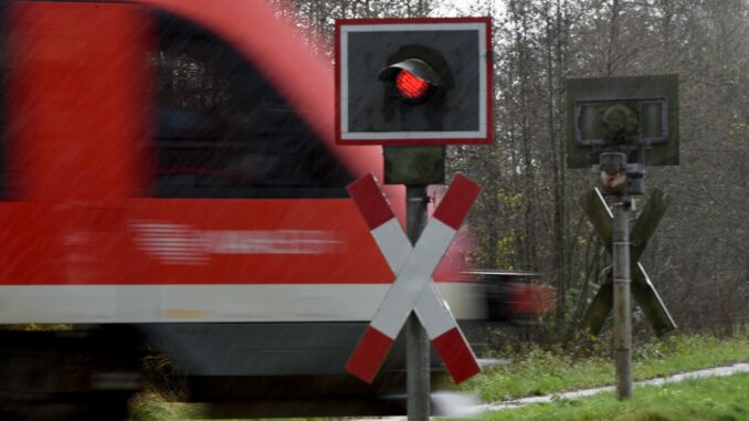 Die 45 Reisenden im Zug blieben unverletzt - und der Zug konnte seine Fahrt sogar fortsetzen.