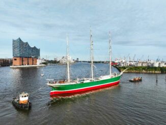 Das Museumsschiff Rickmer Rickmers hat am Donnerstagabend seinen seit mehr als 35 Jahren angestammten Liegeplatz an den Landungsbrücken verlassen.