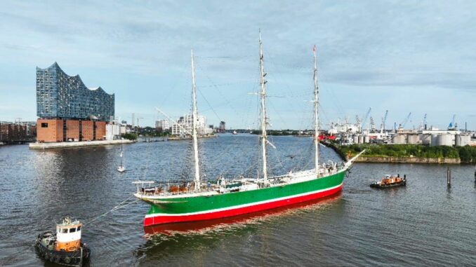 Das Museumsschiff Rickmer Rickmers hat am Donnerstagabend seinen seit mehr als 35 Jahren angestammten Liegeplatz an den Landungsbrücken verlassen.