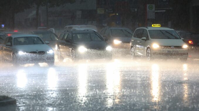 Der Deutsche Wetterdienst warnt vor schweren Gewittern mit Starkregen und Hagel im Norden