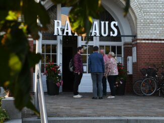 Im Rathaus in Westerland haben Sylter Kommunalpolitiker entschieden, dass die Bürger darüber abstimmen sollen, ob Nikolas Häckel sein Amt als Bürgermeister abgeben muss.