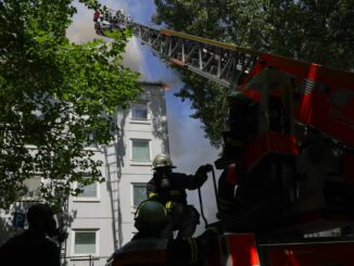 Der Dachbrand von Hamburg-Hummelsbüttel könnte bei Schweißarbeiten entstanden sein.