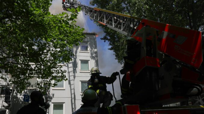 Der Dachbrand von Hamburg-Hummelsbüttel könnte bei Schweißarbeiten entstanden sein.