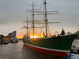 Die Fahrt der Rickmer Rickmers in die Werft zur Generalüberholung ist wegen starken Windes verschoben worden. (Archivbild)