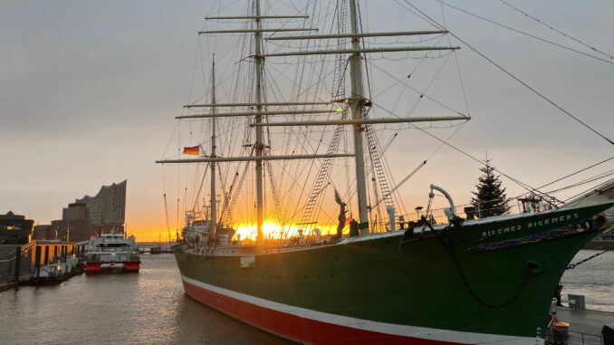 Die Fahrt der Rickmer Rickmers in die Werft zur Generalüberholung ist wegen starken Windes verschoben worden. (Archivbild)