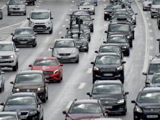 Am Wochenende wird von Reisenden mit dem Auto wieder viel Gedlud gefragt sein. (Archivbild)