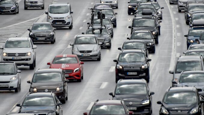 Am Wochenende wird von Reisenden mit dem Auto wieder viel Gedlud gefragt sein. (Archivbild)