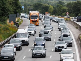 Autofahrerinnen und -fahrer müssen in den Sommerferien mit einer erhöhten Staugefahr rechnen. (Symbolbild)