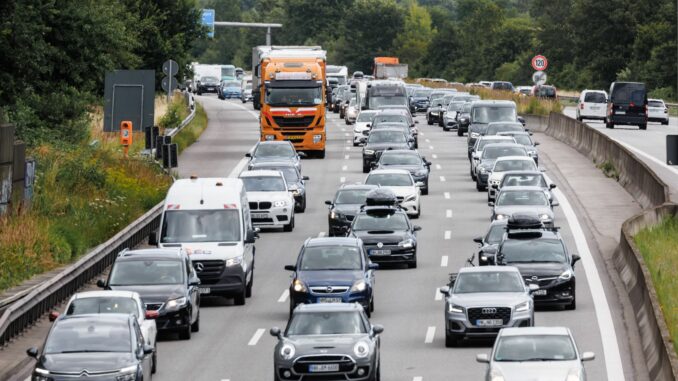 Autofahrerinnen und -fahrer müssen in den Sommerferien mit einer erhöhten Staugefahr rechnen. (Symbolbild)