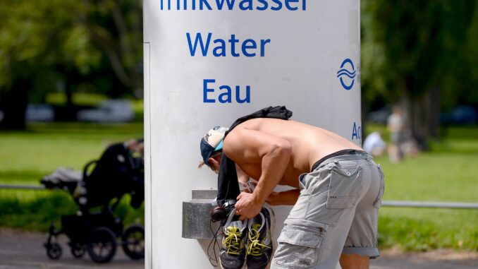 Bei Hitze sind Trinkwasserbrunnen sehr gefragt. (Archivbild)