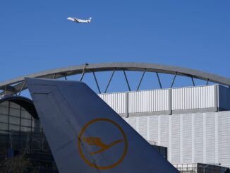 Blick auf eine Werkshalle auf dem Gelände der Lufthansa Technik in Hamburg.