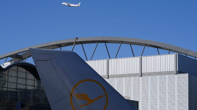 Blick auf eine Werkshalle auf dem Gelände der Lufthansa Technik in Hamburg.