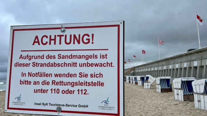 Ein Teil des Strandes in Westerland ist wegen Sandmangels im Moment nicht bewacht.