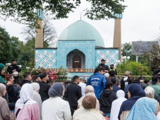 Freitagsgebt vor der geschlossenen Moschee.