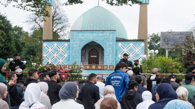 Freitagsgebt vor der geschlossenen Moschee.