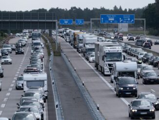 Alle Bundesländer haben Sommerferien, auf den Autobahnen in Richtung Norden bilden sich lange Staus. (Symbolbild)