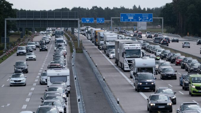 Alle Bundesländer haben Sommerferien, auf den Autobahnen in Richtung Norden bilden sich lange Staus. (Symbolbild)