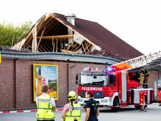 Zwölf Menschen wurden bei dem Einsturz eines Supermarktdaches leicht verletzt.