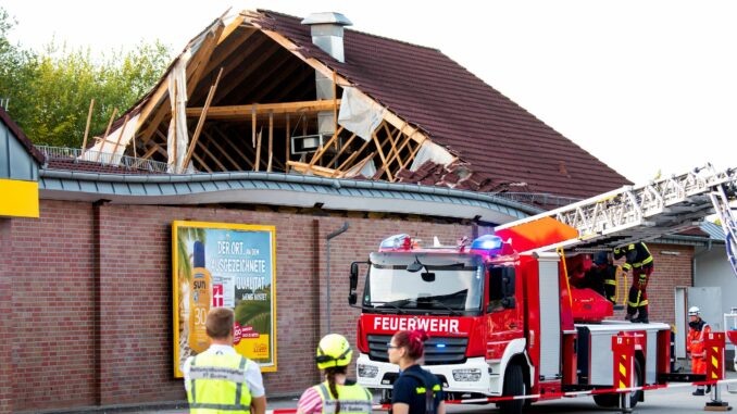 Zwölf Menschen wurden bei dem Einsturz eines Supermarktdaches leicht verletzt.