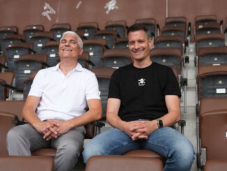 FC St. Paulis Sportchef Andreas Bornemann und Trainer Alexander Blessin haben in Fin Stevens die Außenverteidigerposition gestärkt.